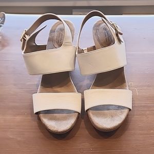 Women's Giani Bernini Size 9.5 White Memory Foam Sandal.